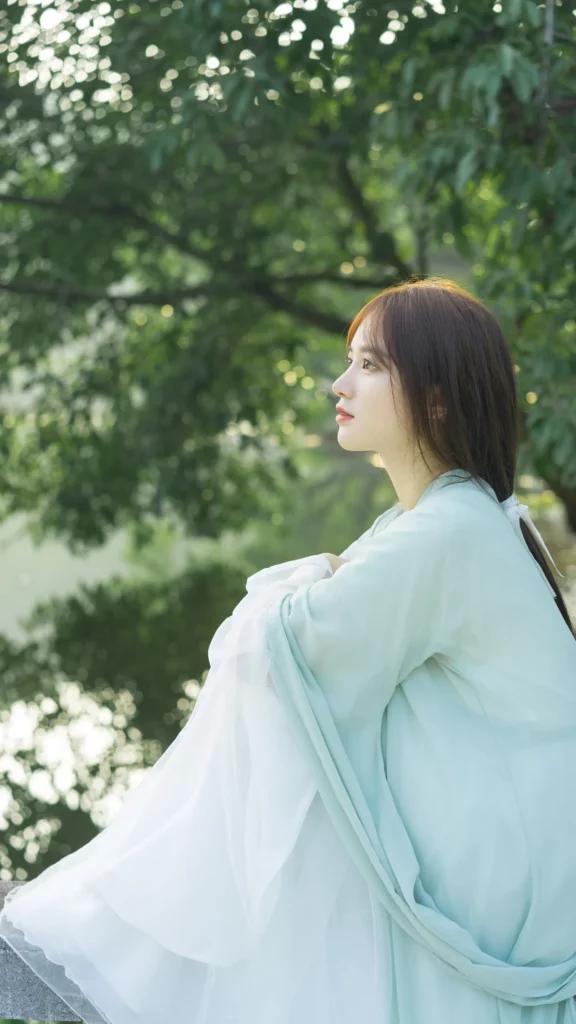 我与春风皆过客，你携秋水揽星河。