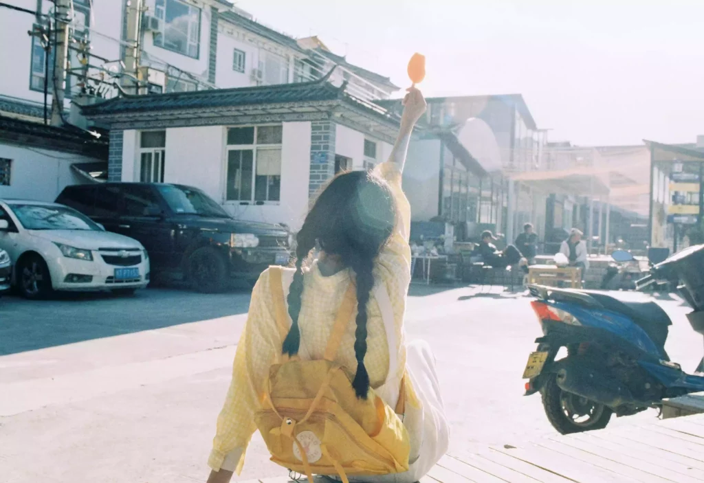 不用看日月，你就是星辰。