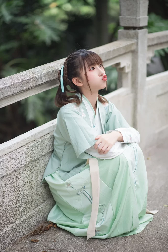 娉娉袅袅十三余，豆蔻年华二月初