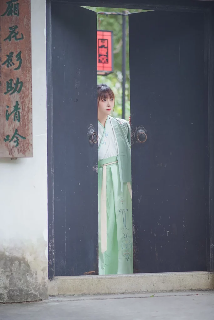 娉娉袅袅十三余，豆蔻年华二月初