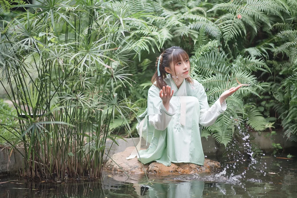 娉娉袅袅十三余，豆蔻年华二月初