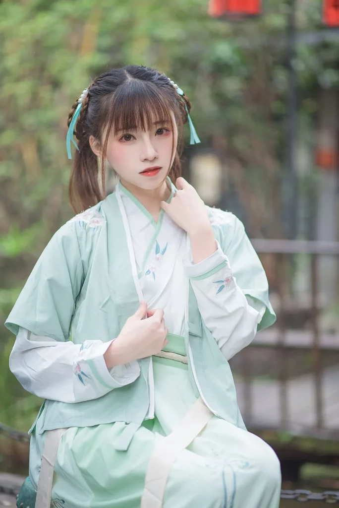 娉娉袅袅十三余，豆蔻年华二月初