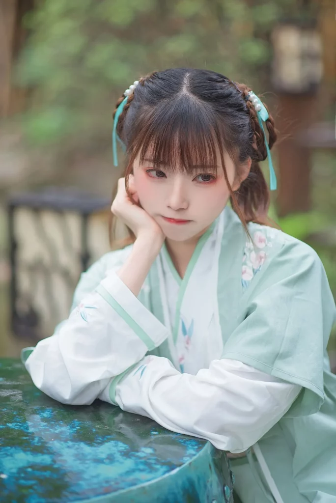 娉娉袅袅十三余，豆蔻年华二月初