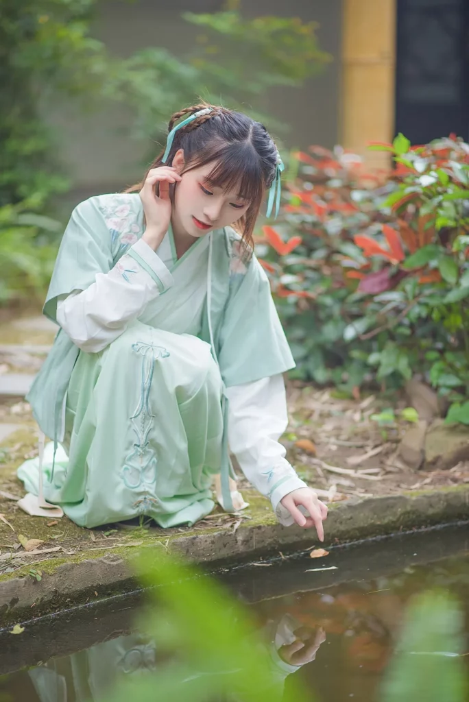 娉娉袅袅十三余，豆蔻年华二月初