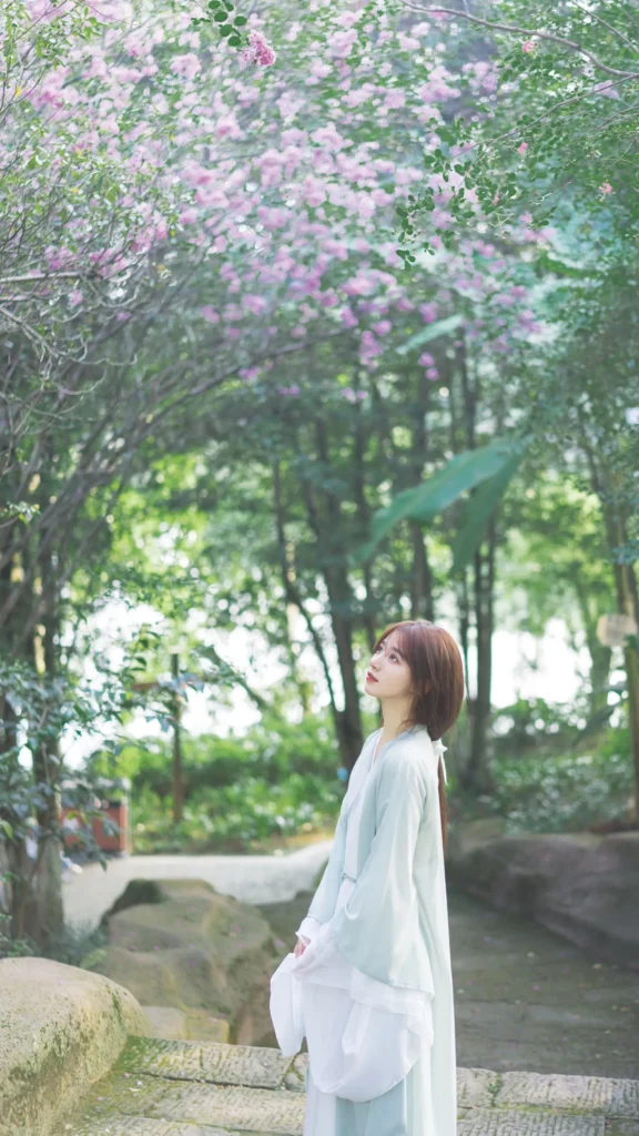 我与春风皆过客，你携秋水揽星河。