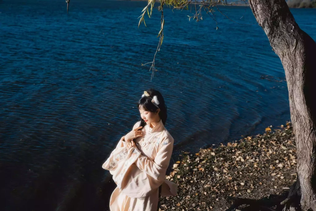 水有舟可渡，山有径可寻；所爱隔山海，山海皆可平