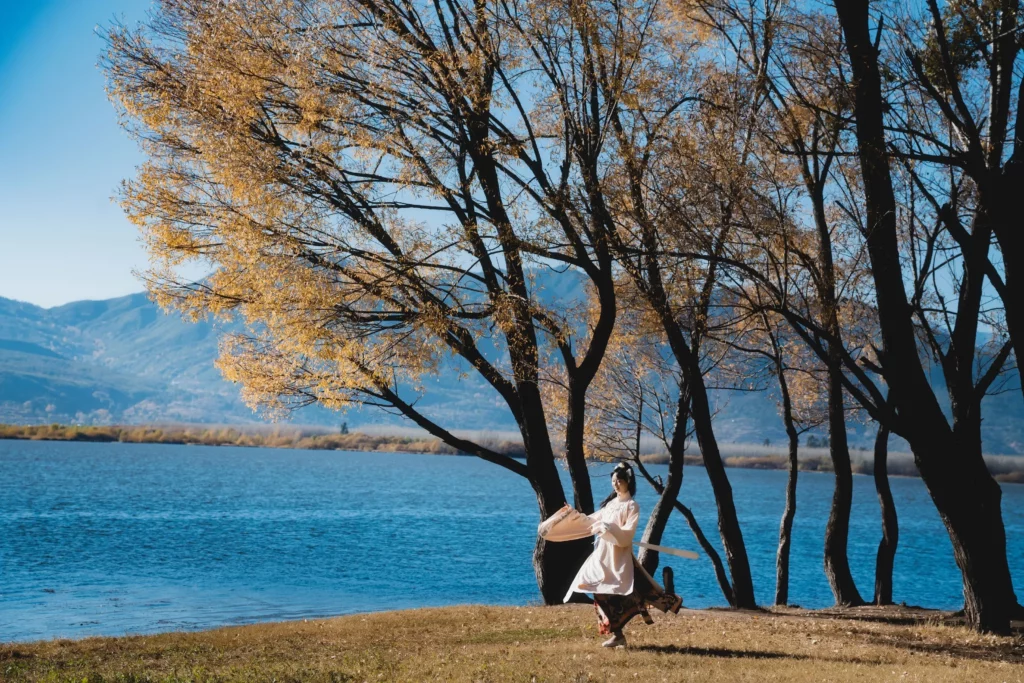 水有舟可渡，山有径可寻；所爱隔山海，山海皆可平