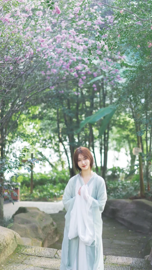 我与春风皆过客，你携秋水揽星河。