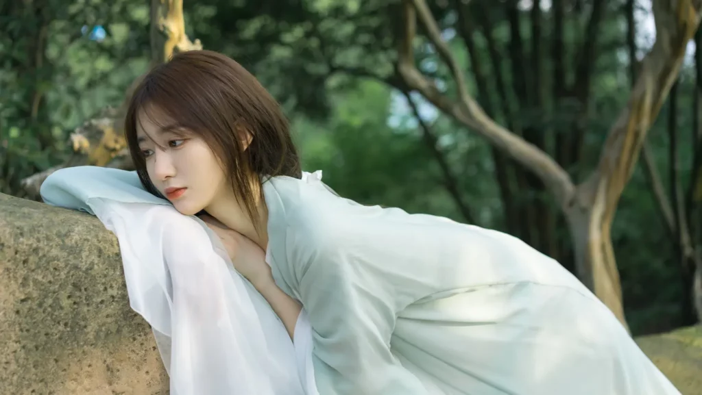 我与春风皆过客，你携秋水揽星河。