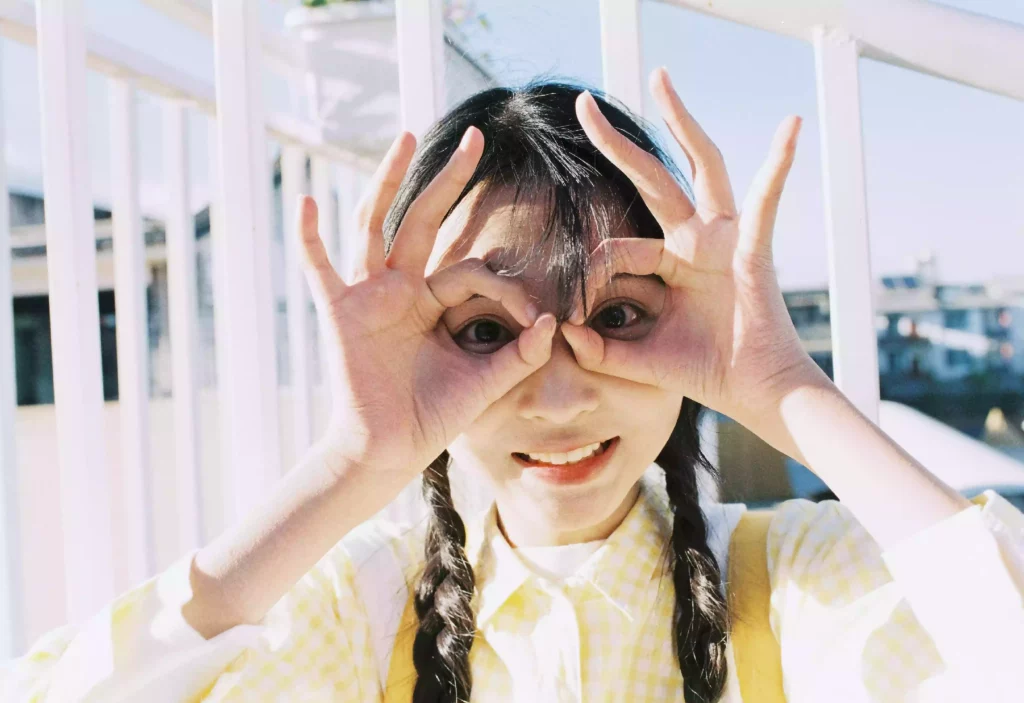 不用看日月，你就是星辰。