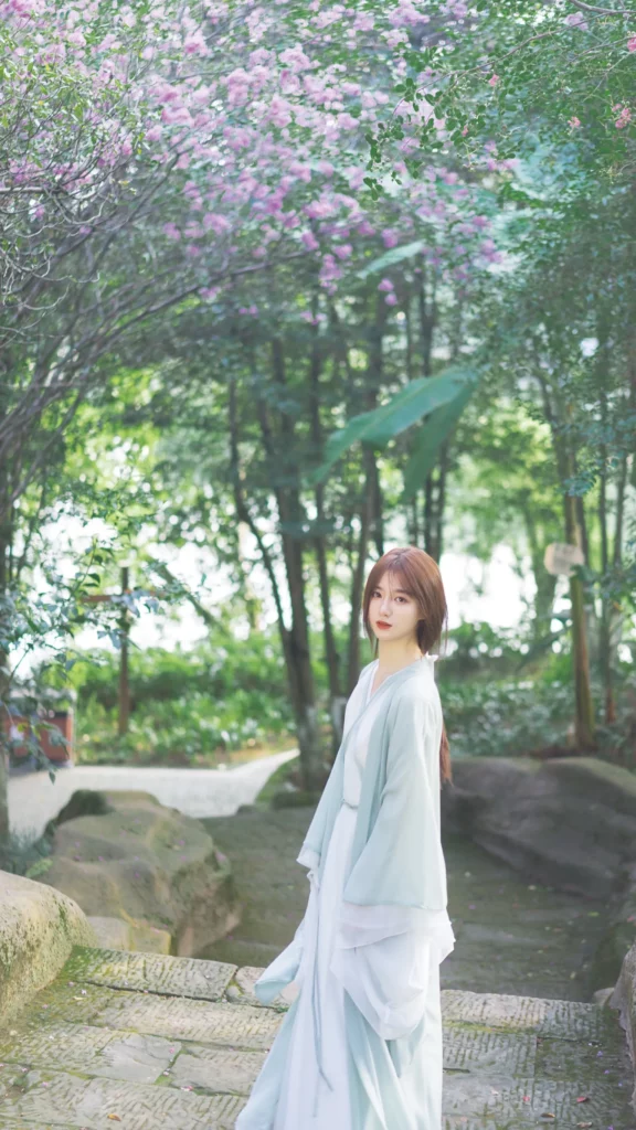 我与春风皆过客，你携秋水揽星河。