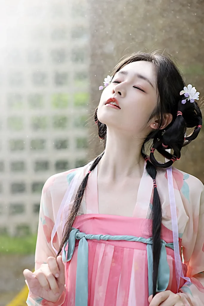 灼灼桃花，三千繁华，却似人间只有一个她