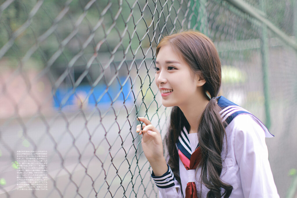 你追逐这世界，我追逐你背影。