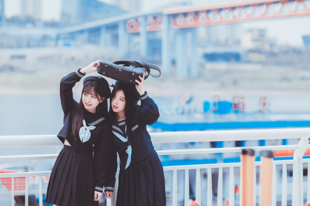 我涉旷野丛林中来，你撑船渡我，入灿灿花海。