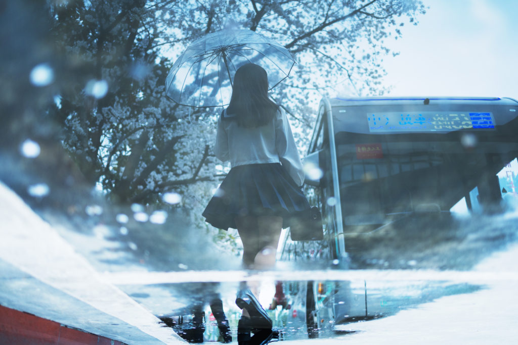 出现在别人的生活里要像一份礼物。