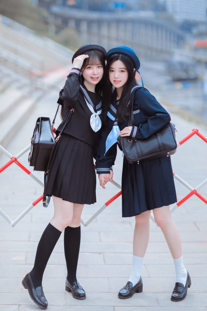 我涉旷野丛林中来，你撑船渡我，入灿灿花海。