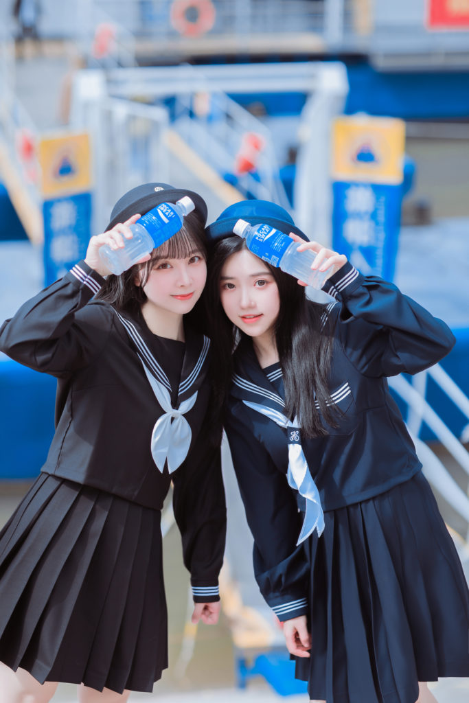 我涉旷野丛林中来，你撑船渡我，入灿灿花海。