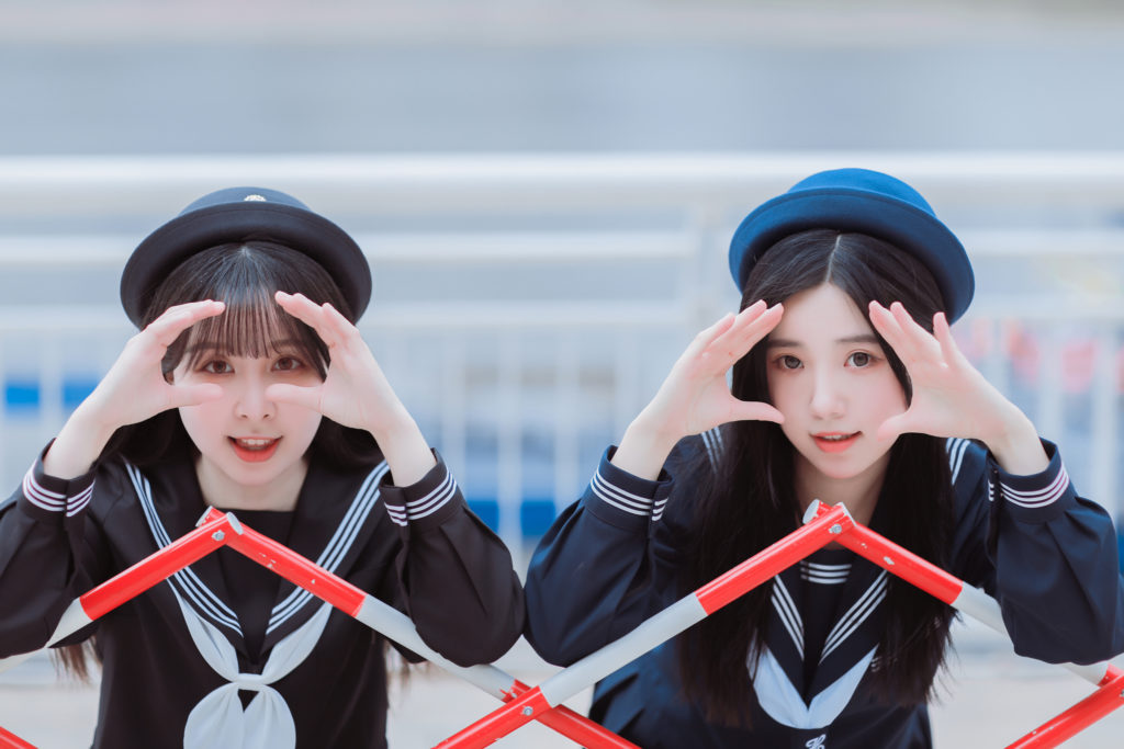 我涉旷野丛林中来，你撑船渡我，入灿灿花海。