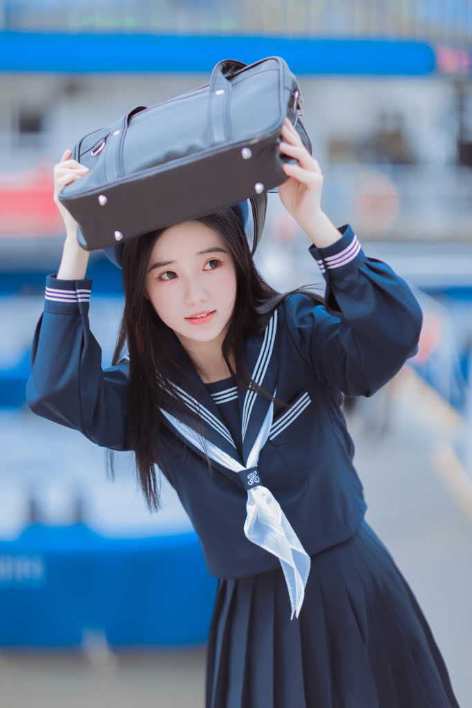 我涉旷野丛林中来，你撑船渡我，入灿灿花海。