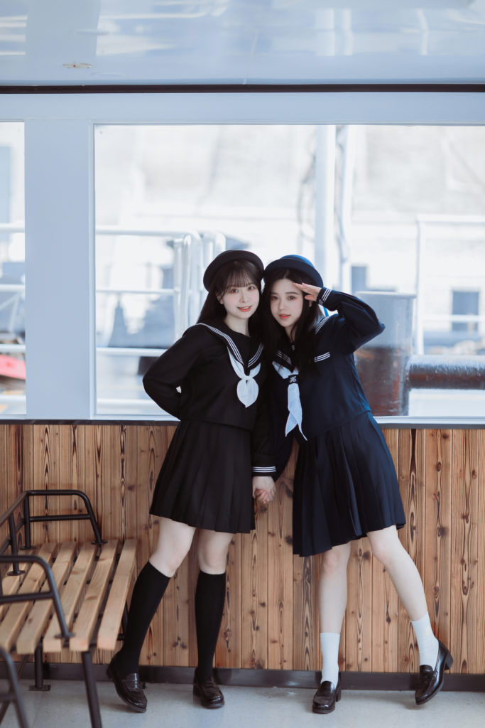 我涉旷野丛林中来，你撑船渡我，入灿灿花海。