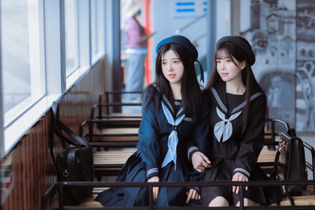 我涉旷野丛林中来，你撑船渡我，入灿灿花海。