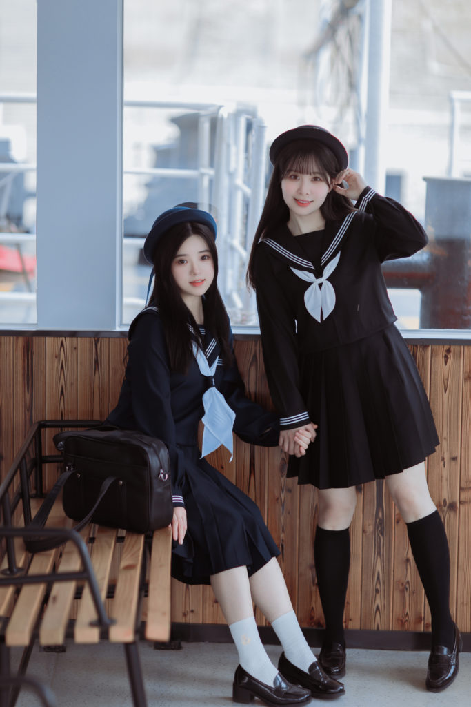 我涉旷野丛林中来，你撑船渡我，入灿灿花海。