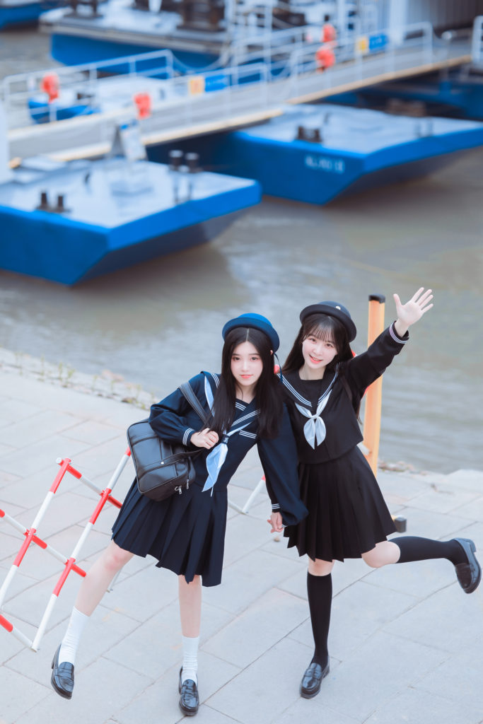 我涉旷野丛林中来，你撑船渡我，入灿灿花海。