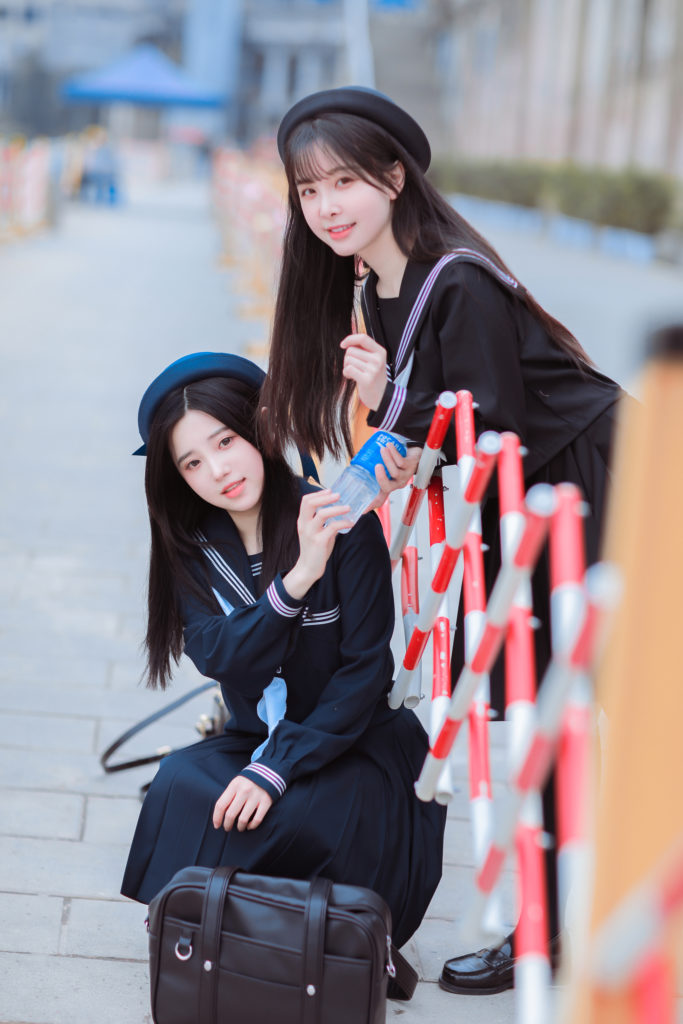 我涉旷野丛林中来，你撑船渡我，入灿灿花海。