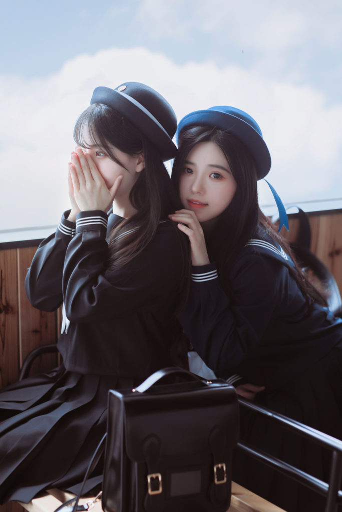 我涉旷野丛林中来，你撑船渡我，入灿灿花海。