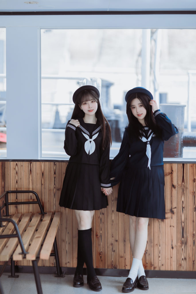 我涉旷野丛林中来，你撑船渡我，入灿灿花海。