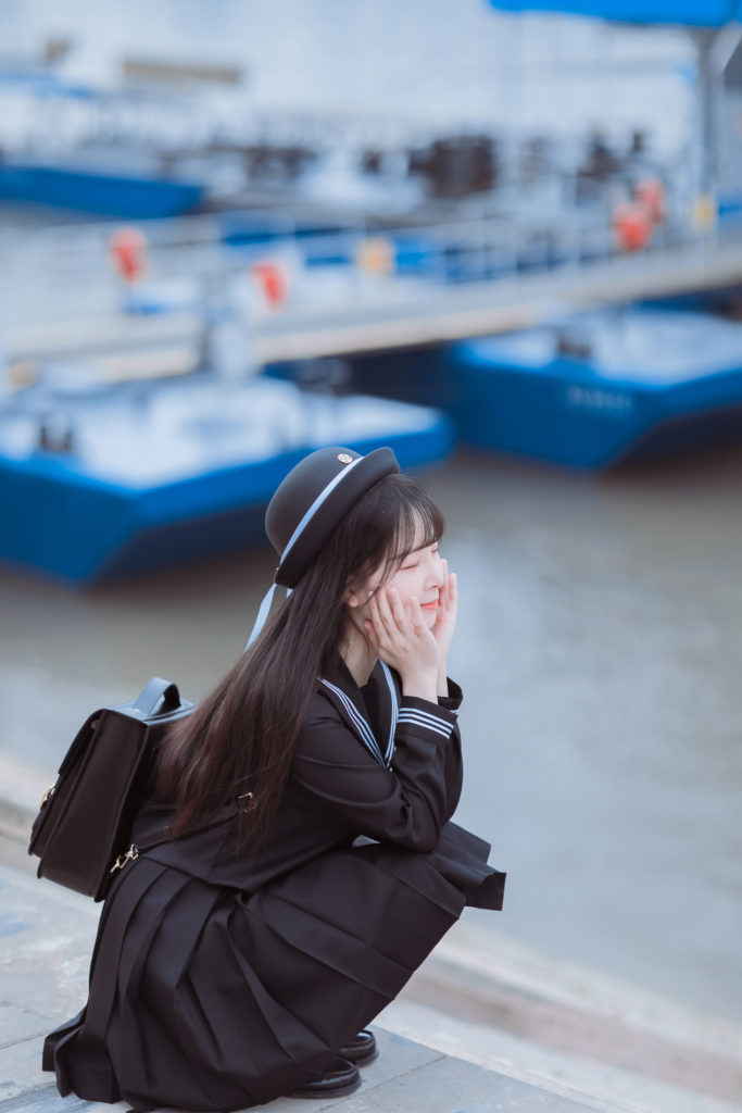 我涉旷野丛林中来，你撑船渡我，入灿灿花海。