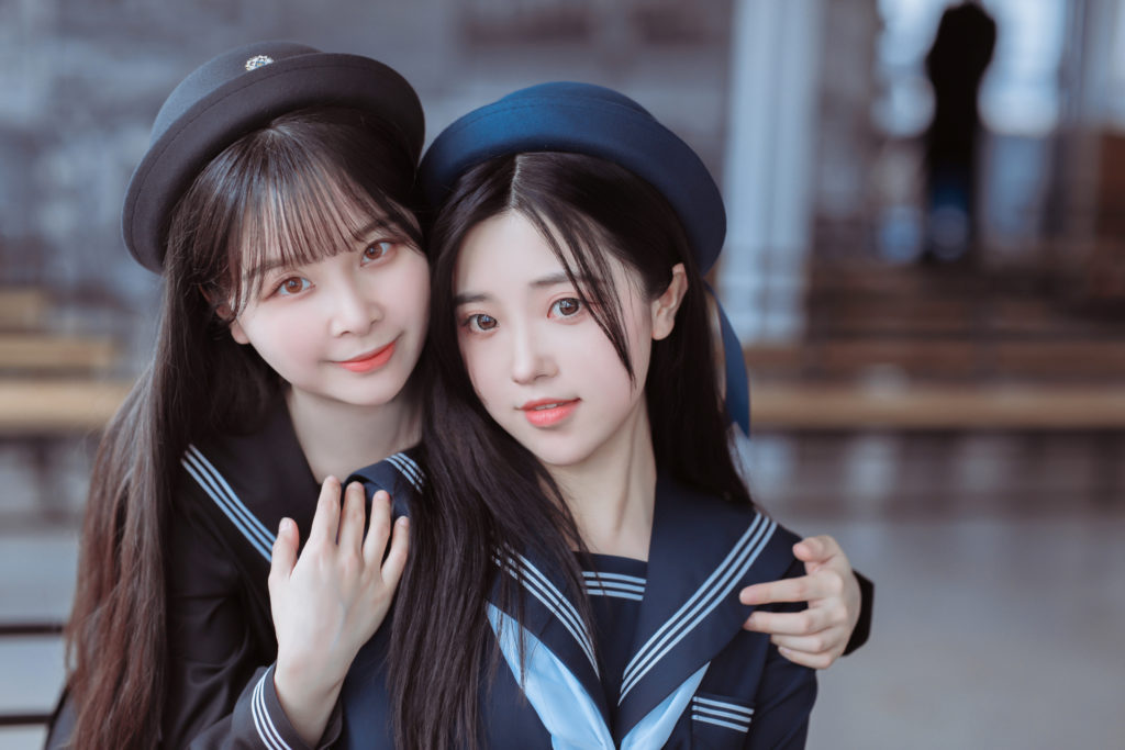 我涉旷野丛林中来，你撑船渡我，入灿灿花海。