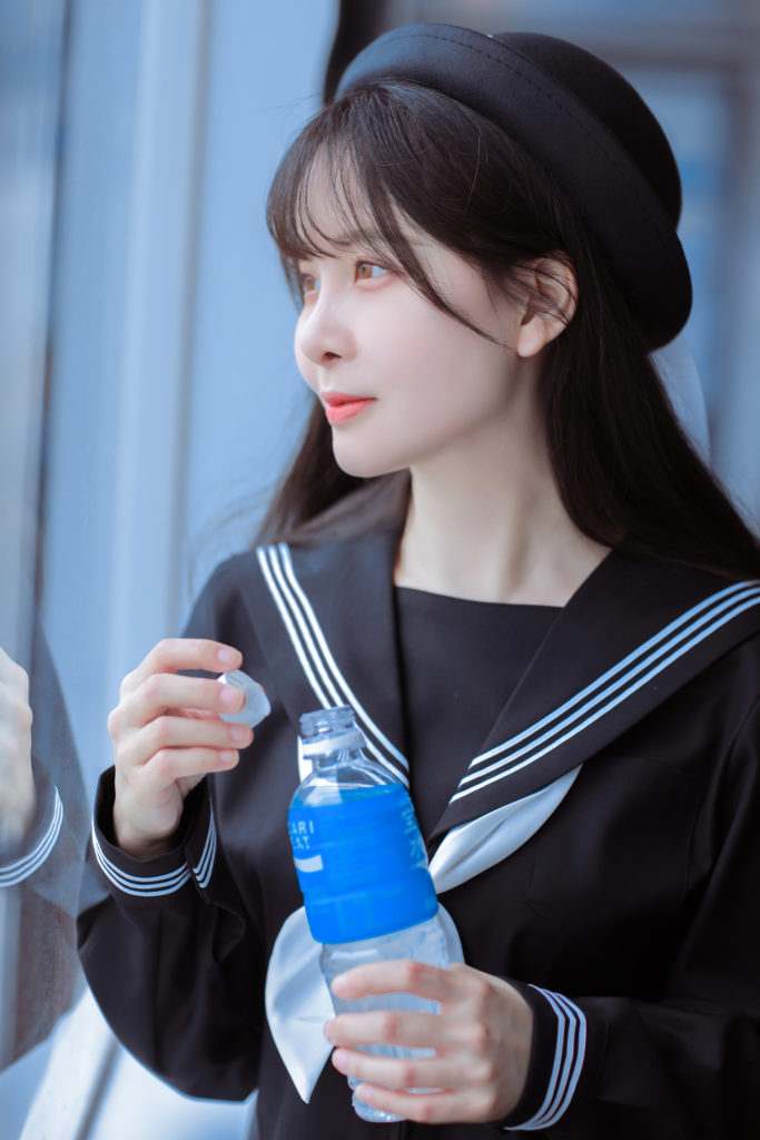 我涉旷野丛林中来，你撑船渡我，入灿灿花海。