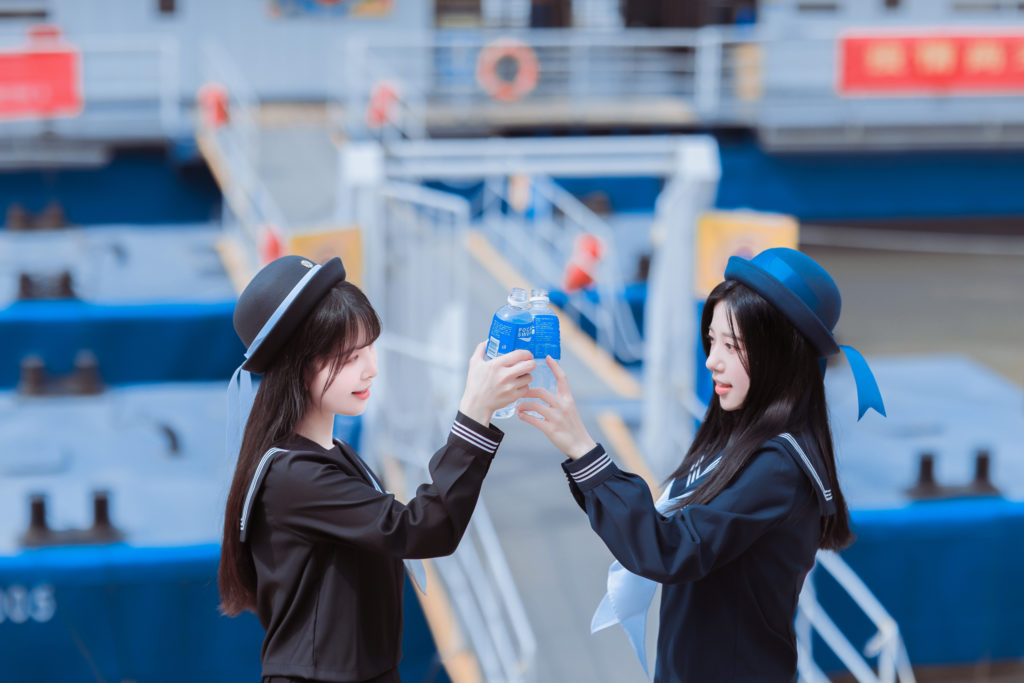 我涉旷野丛林中来，你撑船渡我，入灿灿花海。