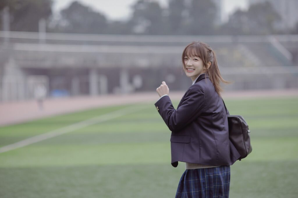 世界很烦，但你要很可爱。